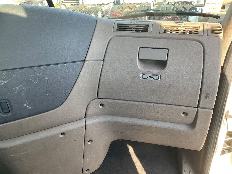 Day Cab Tractor-Heavy Duty Tractors-Freightliner-2018-Cascadia 12542ST-Bloomington-IN-360,981\n\t\tmiles-$ 32,250 - Image 13