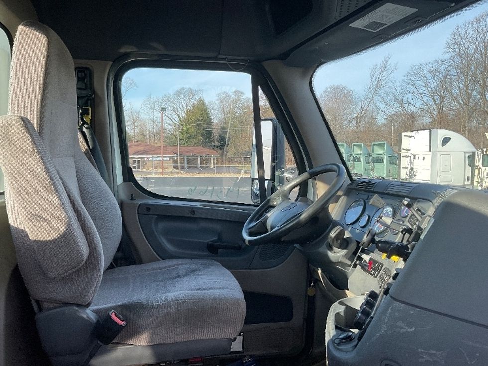 Day Cab Tractor-Heavy Duty Tractors-Freightliner-2018-Cascadia 12542ST-Bloomington-IN-360,981\n\t\tmiles-$ 32,250 - Image 14