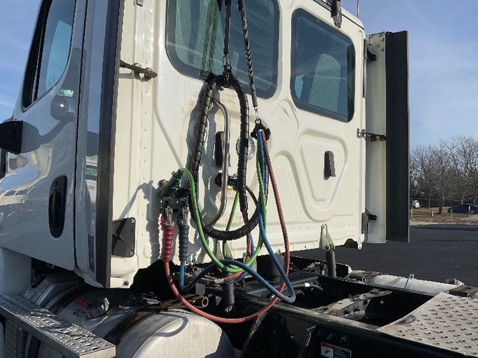 Day Cab Tractor-Heavy Duty Tractors-Freightliner-2018-Cascadia 12542ST-Bloomington-IN-360,981\n\t\tmiles-$ 32,250 - Image 17