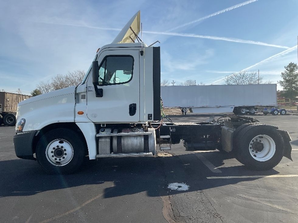 Day Cab Tractor-Heavy Duty Tractors-Freightliner-2018-Cascadia 12542ST-Bloomington-IN-360,981\n\t\tmiles-$ 32,250 - Image 4