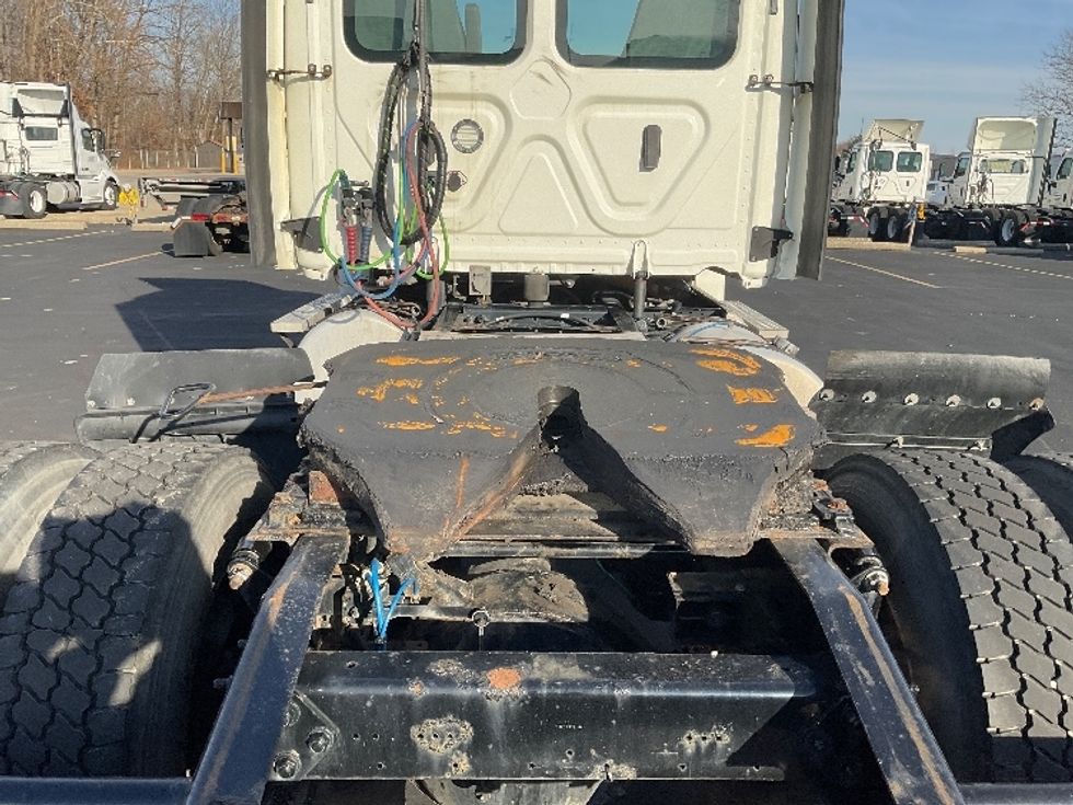 Day Cab Tractor-Heavy Duty Tractors-Freightliner-2018-Cascadia 12542ST-Bloomington-IN-360,981\n\t\tmiles-$ 32,250 - Image 6