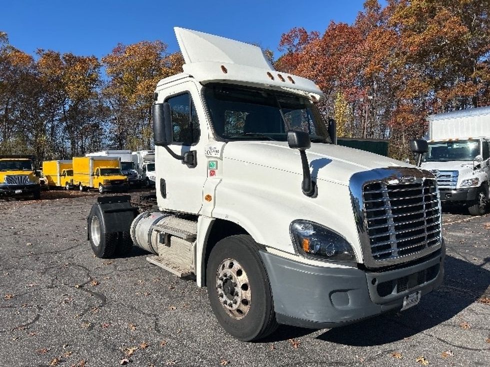 Day Cab Tractor-Heavy Duty Tractors-Freightliner-2018-Cascadia 12542ST-Braintree-MA-358,193\n\t\tmiles-$ 28,250 - Image 1