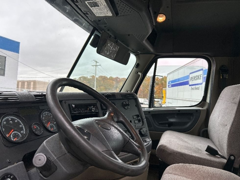 Day Cab Tractor-Heavy Duty Tractors-Freightliner-2018-Cascadia 12542ST-Braintree-MA-358,193\n\t\tmiles-$ 28,250 - Image 10