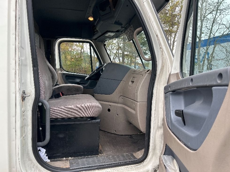 Day Cab Tractor-Heavy Duty Tractors-Freightliner-2018-Cascadia 12542ST-Braintree-MA-358,193\n\t\tmiles-$ 28,250 - Image 12