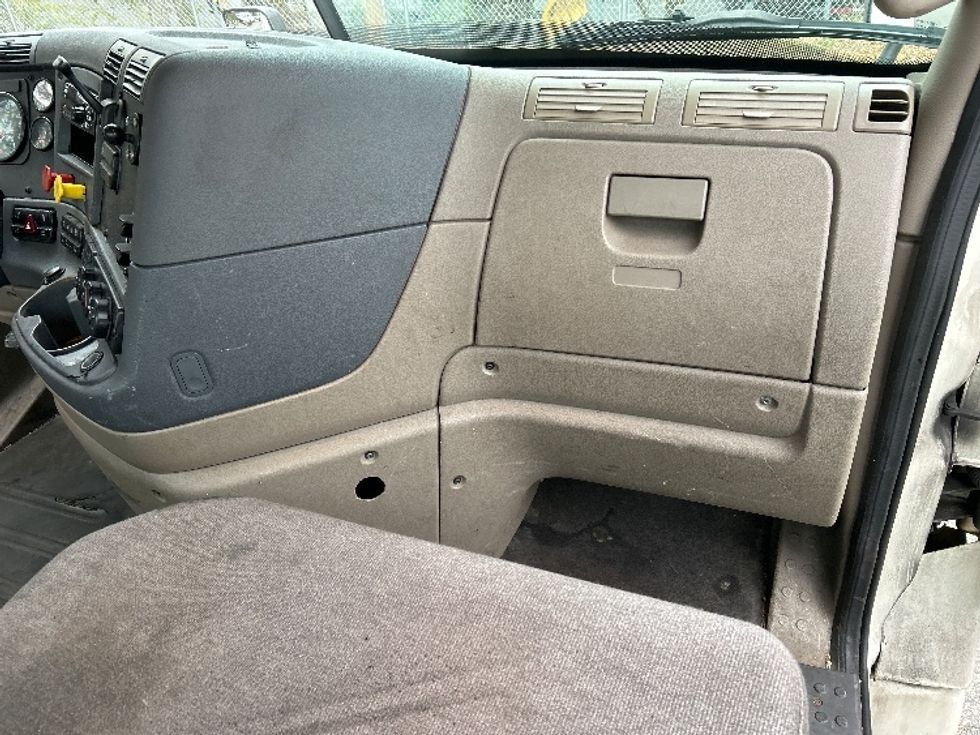 Day Cab Tractor-Heavy Duty Tractors-Freightliner-2018-Cascadia 12542ST-Braintree-MA-358,193\n\t\tmiles-$ 28,250 - Image 13