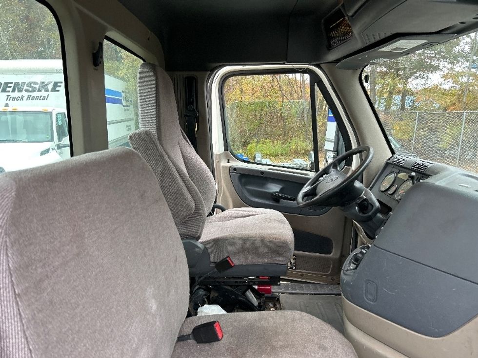 Day Cab Tractor-Heavy Duty Tractors-Freightliner-2018-Cascadia 12542ST-Braintree-MA-358,193\n\t\tmiles-$ 28,250 - Image 14