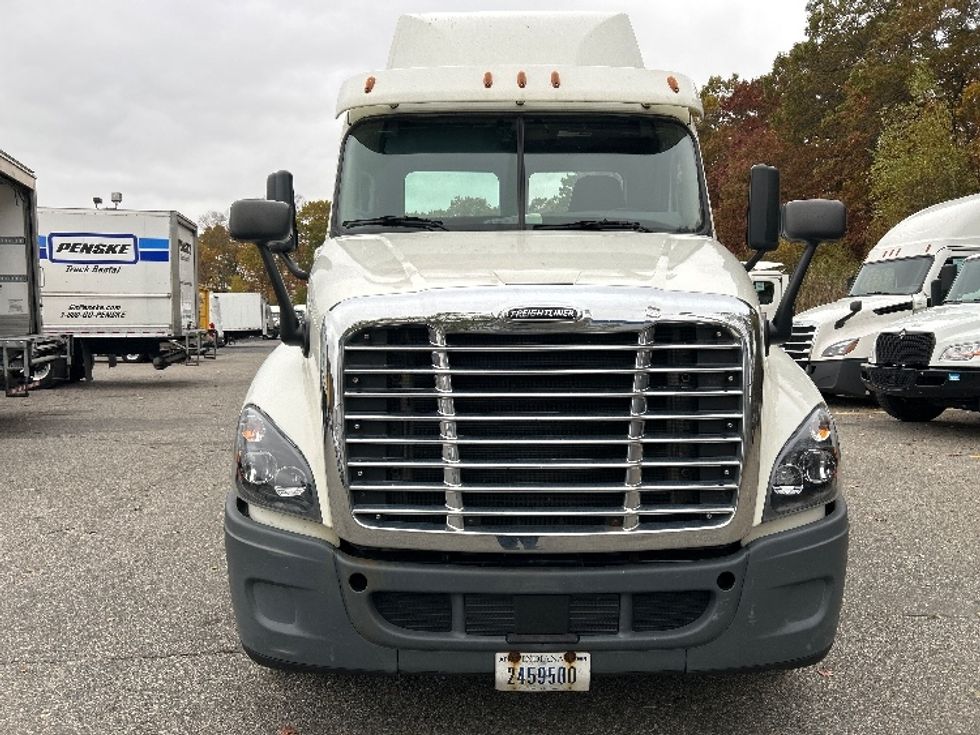 Day Cab Tractor-Heavy Duty Tractors-Freightliner-2018-Cascadia 12542ST-Braintree-MA-358,193\n\t\tmiles-$ 28,250 - Image 2