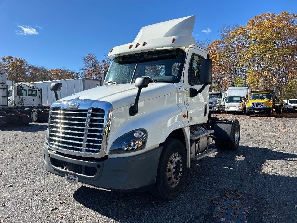Day Cab Tractor-Heavy Duty Tractors-Freightliner-2018-Cascadia 12542ST-Braintree-MA-358,193\n\t\tmiles-$ 28,250 - Image 3