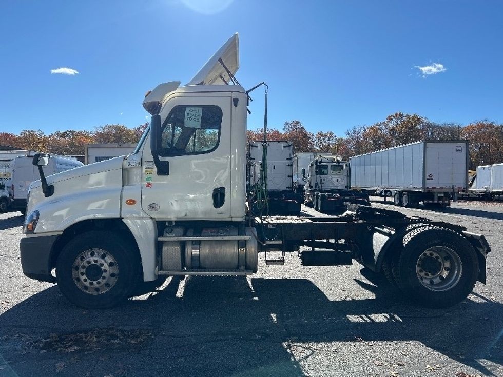 Day Cab Tractor-Heavy Duty Tractors-Freightliner-2018-Cascadia 12542ST-Braintree-MA-358,193\n\t\tmiles-$ 28,250 - Image 4