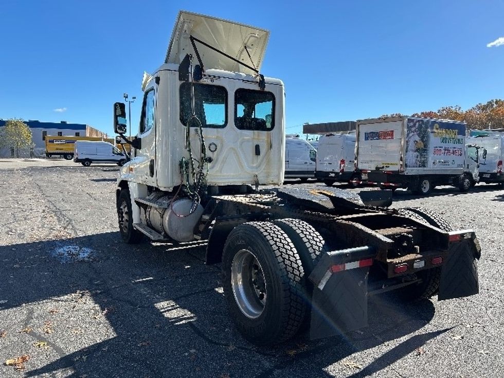 Day Cab Tractor-Heavy Duty Tractors-Freightliner-2018-Cascadia 12542ST-Braintree-MA-358,193\n\t\tmiles-$ 28,250 - Image 5