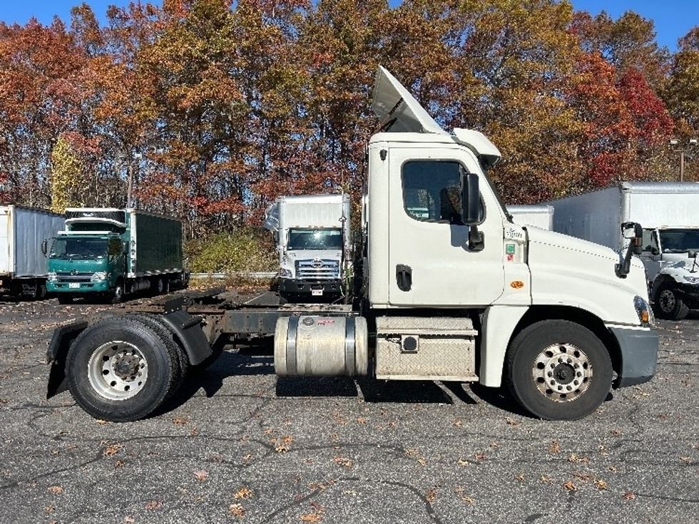 Day Cab Tractor-Heavy Duty Tractors-Freightliner-2018-Cascadia 12542ST-Braintree-MA-358,193\n\t\tmiles-$ 28,250 - Image 8