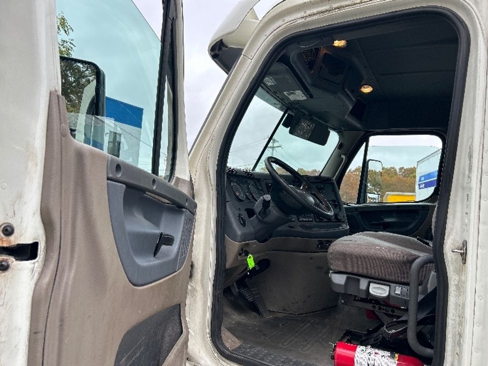 Day Cab Tractor-Heavy Duty Tractors-Freightliner-2018-Cascadia 12542ST-Braintree-MA-358,193\n\t\tmiles-$ 28,250 - Image 9