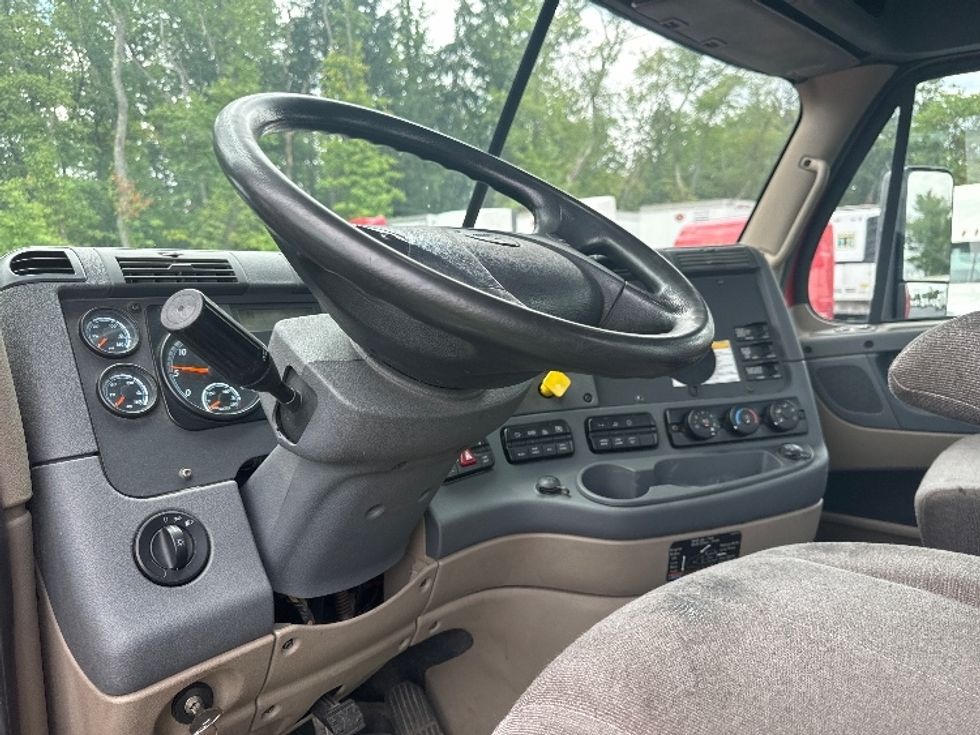 Day Cab Tractor-Heavy Duty Tractors-Freightliner-2018-Cascadia 12542ST-Cranbury-NJ-353,071\n\t\tmiles-$ 36,250 - Image 10