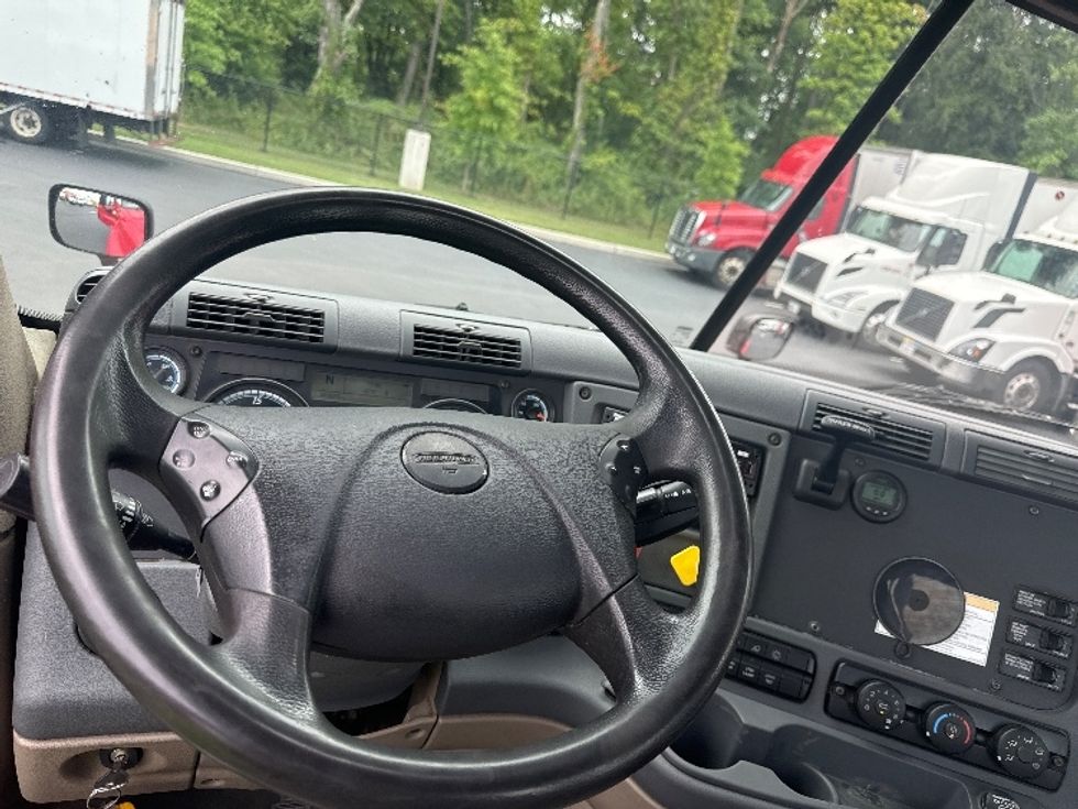 Day Cab Tractor-Heavy Duty Tractors-Freightliner-2018-Cascadia 12542ST-Cranbury-NJ-353,071\n\t\tmiles-$ 36,250 - Image 11