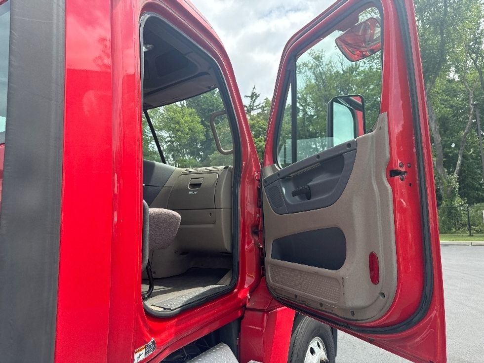 Day Cab Tractor-Heavy Duty Tractors-Freightliner-2018-Cascadia 12542ST-Cranbury-NJ-353,071\n\t\tmiles-$ 36,250 - Image 12