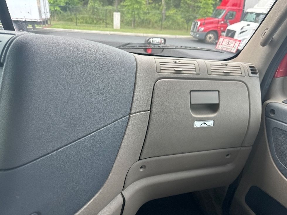 Day Cab Tractor-Heavy Duty Tractors-Freightliner-2018-Cascadia 12542ST-Cranbury-NJ-353,071\n\t\tmiles-$ 36,250 - Image 13