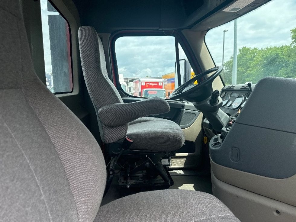 Day Cab Tractor-Heavy Duty Tractors-Freightliner-2018-Cascadia 12542ST-Cranbury-NJ-353,071\n\t\tmiles-$ 36,250 - Image 14