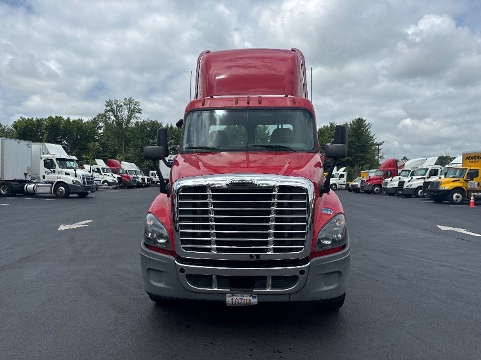 Day Cab Tractor-Heavy Duty Tractors-Freightliner-2018-Cascadia 12542ST-Cranbury-NJ-353,071\n\t\tmiles-$ 36,250 - Image 2