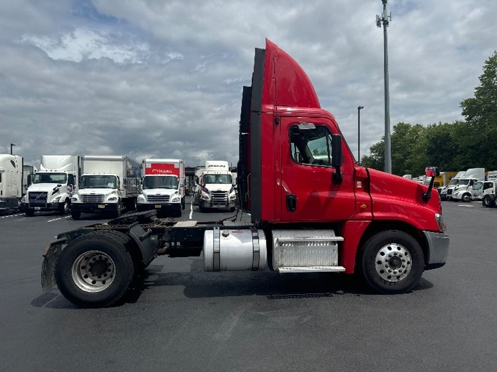 Day Cab Tractor-Heavy Duty Tractors-Freightliner-2018-Cascadia 12542ST-Cranbury-NJ-353,071\n\t\tmiles-$ 36,250 - Image 8