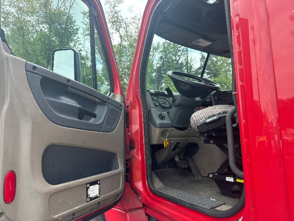 Day Cab Tractor-Heavy Duty Tractors-Freightliner-2018-Cascadia 12542ST-Cranbury-NJ-353,071\n\t\tmiles-$ 36,250 - Image 9