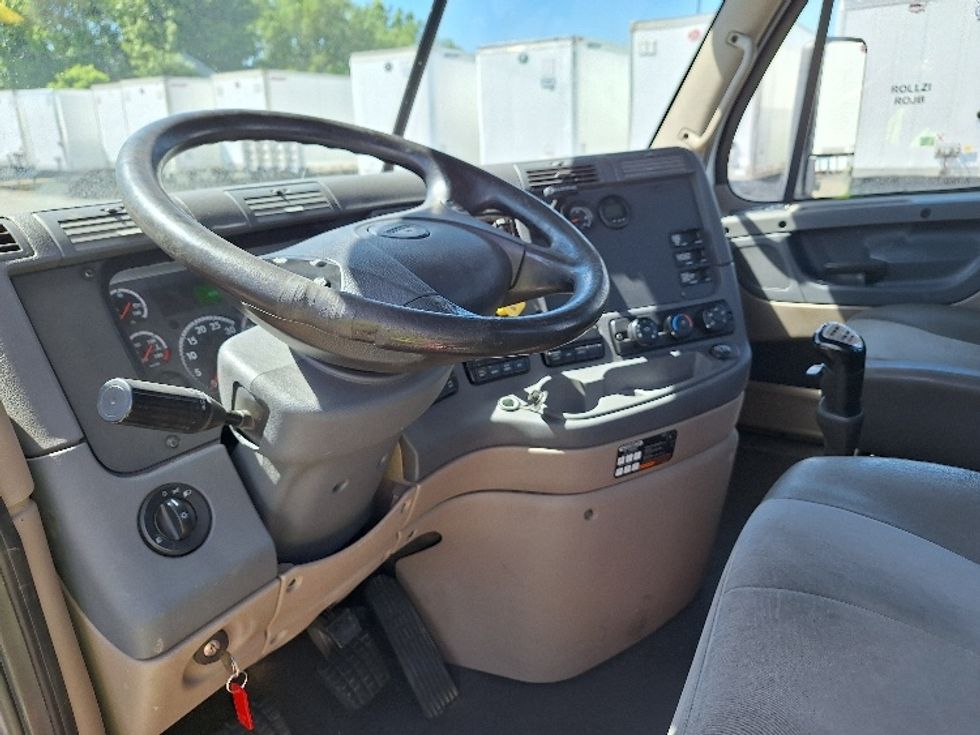 Day Cab Tractor-Heavy Duty Tractors-Freightliner-2018-Cascadia 12542ST-Elkhart-IN-409,611\n\t\tmiles-$ 28,750 - Image 10