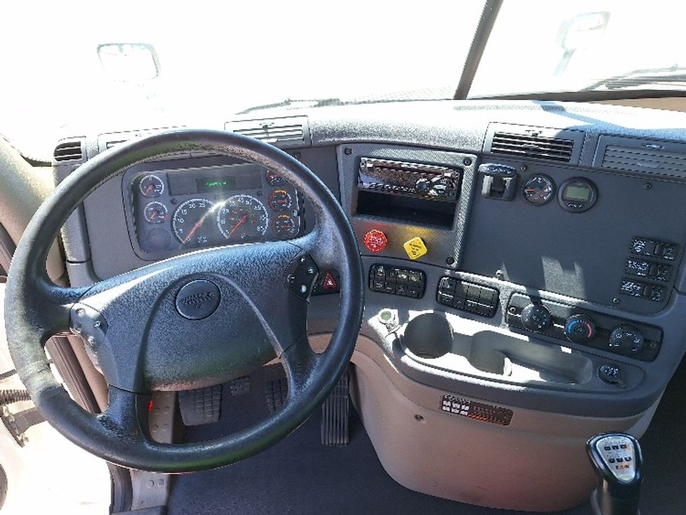 Day Cab Tractor-Heavy Duty Tractors-Freightliner-2018-Cascadia 12542ST-Elkhart-IN-409,611\n\t\tmiles-$ 28,750 - Image 11
