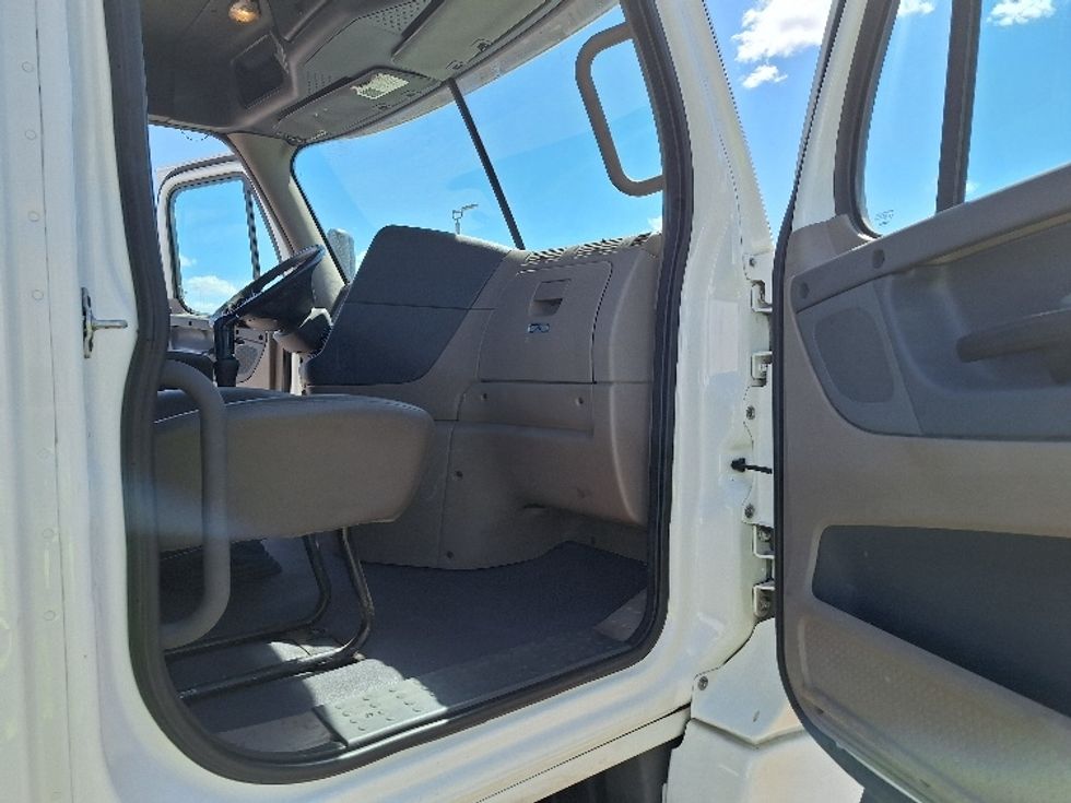 Day Cab Tractor-Heavy Duty Tractors-Freightliner-2018-Cascadia 12542ST-Elkhart-IN-409,611\n\t\tmiles-$ 28,750 - Image 12