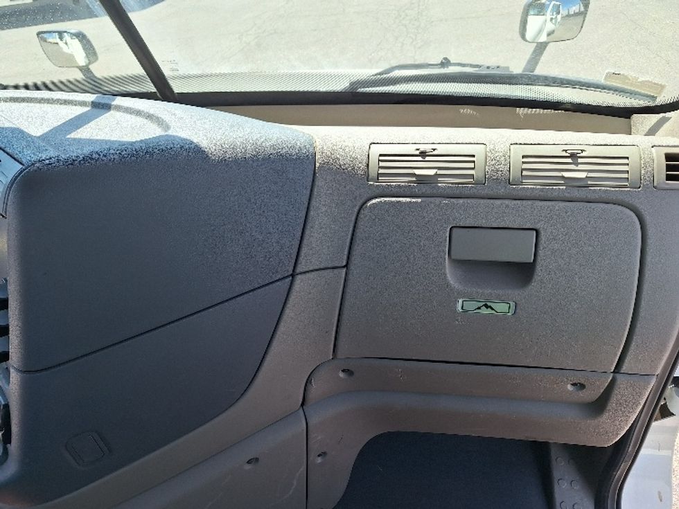 Day Cab Tractor-Heavy Duty Tractors-Freightliner-2018-Cascadia 12542ST-Elkhart-IN-409,611\n\t\tmiles-$ 28,750 - Image 13