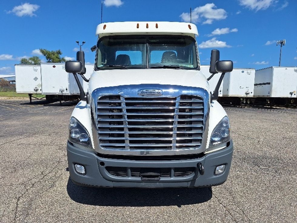 Day Cab Tractor-Heavy Duty Tractors-Freightliner-2018-Cascadia 12542ST-Elkhart-IN-409,611\n\t\tmiles-$ 28,750 - Image 2