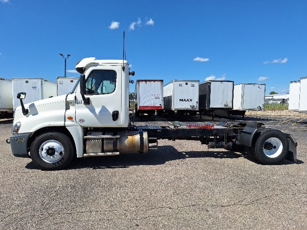 Day Cab Tractor-Heavy Duty Tractors-Freightliner-2018-Cascadia 12542ST-Elkhart-IN-409,611\n\t\tmiles-$ 28,750 - Image 4