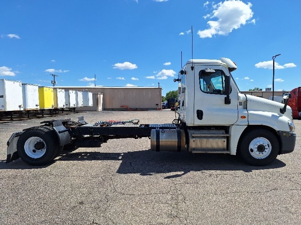 Day Cab Tractor-Heavy Duty Tractors-Freightliner-2018-Cascadia 12542ST-Elkhart-IN-409,611\n\t\tmiles-$ 28,750 - Image 8