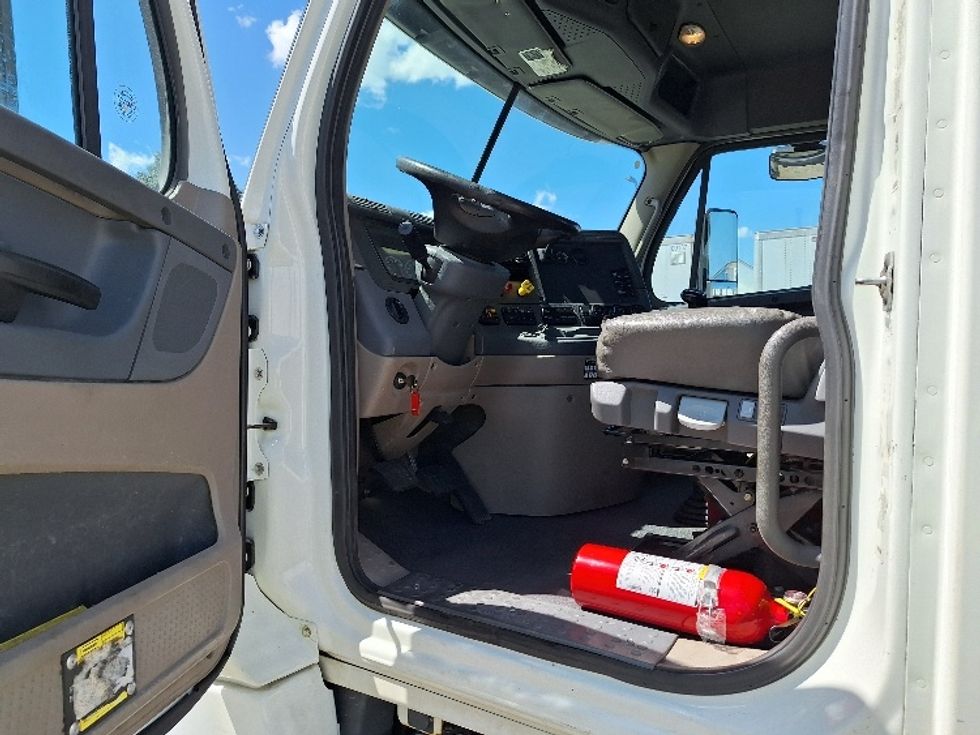 Day Cab Tractor-Heavy Duty Tractors-Freightliner-2018-Cascadia 12542ST-Elkhart-IN-409,611\n\t\tmiles-$ 28,750 - Image 9