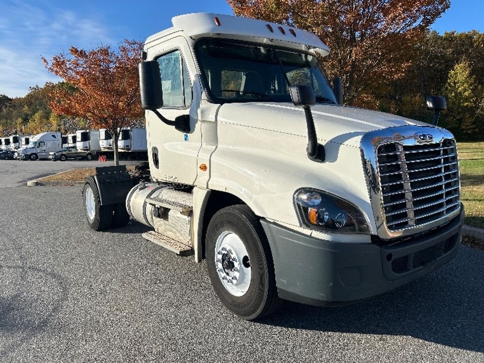 Day Cab Tractor-Heavy Duty Tractors-Freightliner-2018-Cascadia 12542ST-Fitchburg-MA-293,522\n\t\tmiles-$ 28,750 - Image 1