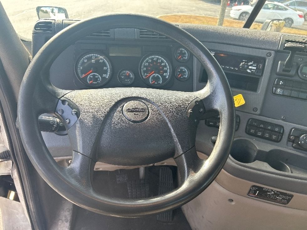 Day Cab Tractor-Heavy Duty Tractors-Freightliner-2018-Cascadia 12542ST-Fitchburg-MA-293,522\n\t\tmiles-$ 28,750 - Image 10