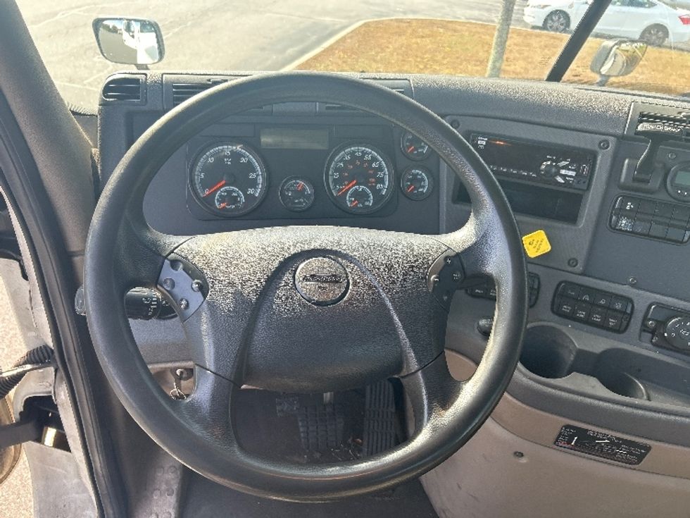 Day Cab Tractor-Heavy Duty Tractors-Freightliner-2018-Cascadia 12542ST-Fitchburg-MA-293,522\n\t\tmiles-$ 28,750 - Image 11