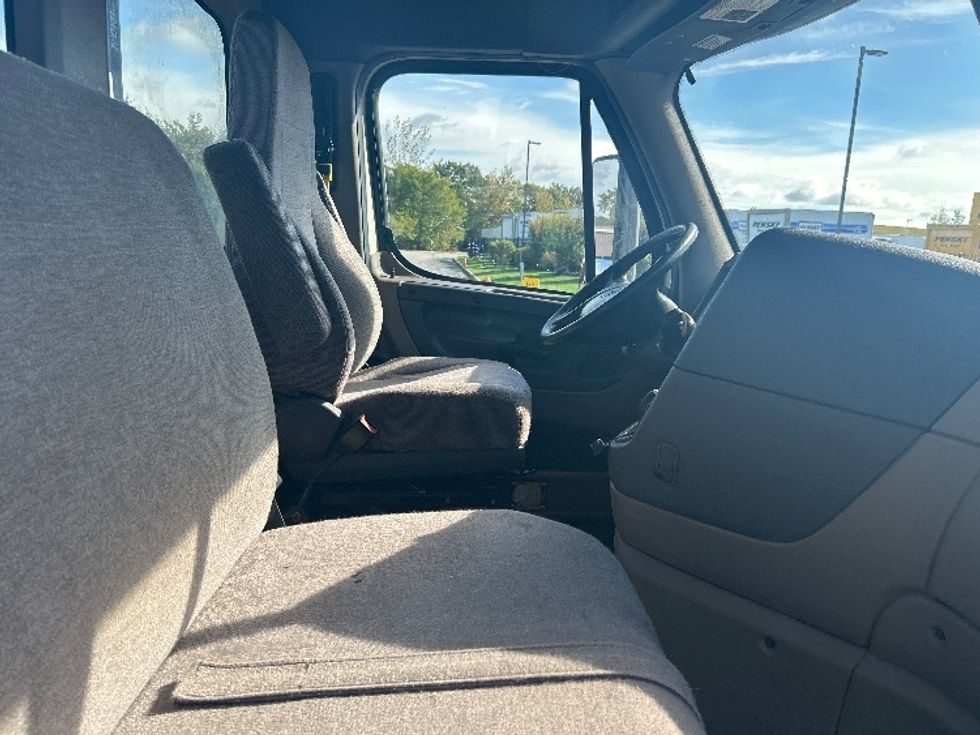 Day Cab Tractor-Heavy Duty Tractors-Freightliner-2018-Cascadia 12542ST-Fitchburg-MA-293,522\n\t\tmiles-$ 28,750 - Image 14