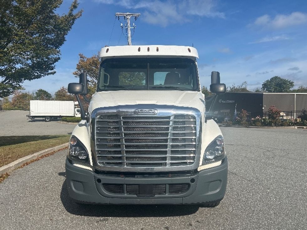 Day Cab Tractor-Heavy Duty Tractors-Freightliner-2018-Cascadia 12542ST-Fitchburg-MA-293,522\n\t\tmiles-$ 28,750 - Image 2