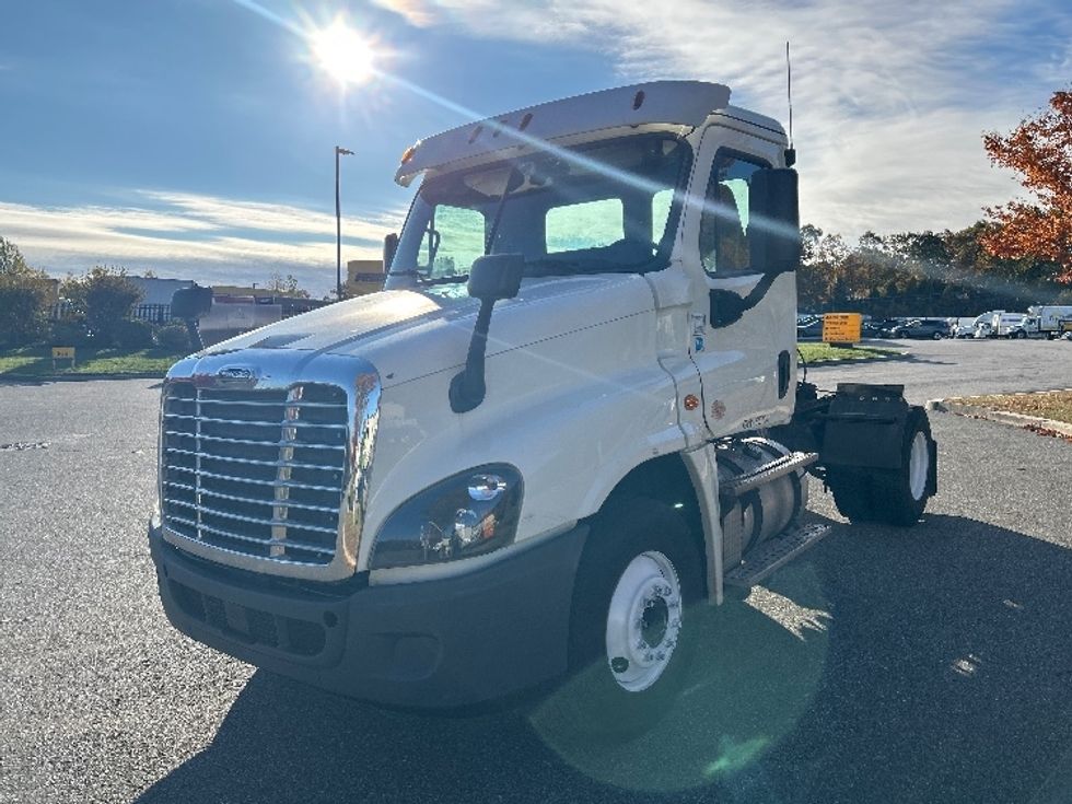 Day Cab Tractor-Heavy Duty Tractors-Freightliner-2018-Cascadia 12542ST-Fitchburg-MA-293,522\n\t\tmiles-$ 28,750 - Image 3