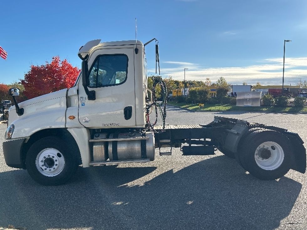 Day Cab Tractor-Heavy Duty Tractors-Freightliner-2018-Cascadia 12542ST-Fitchburg-MA-293,522\n\t\tmiles-$ 28,750 - Image 4
