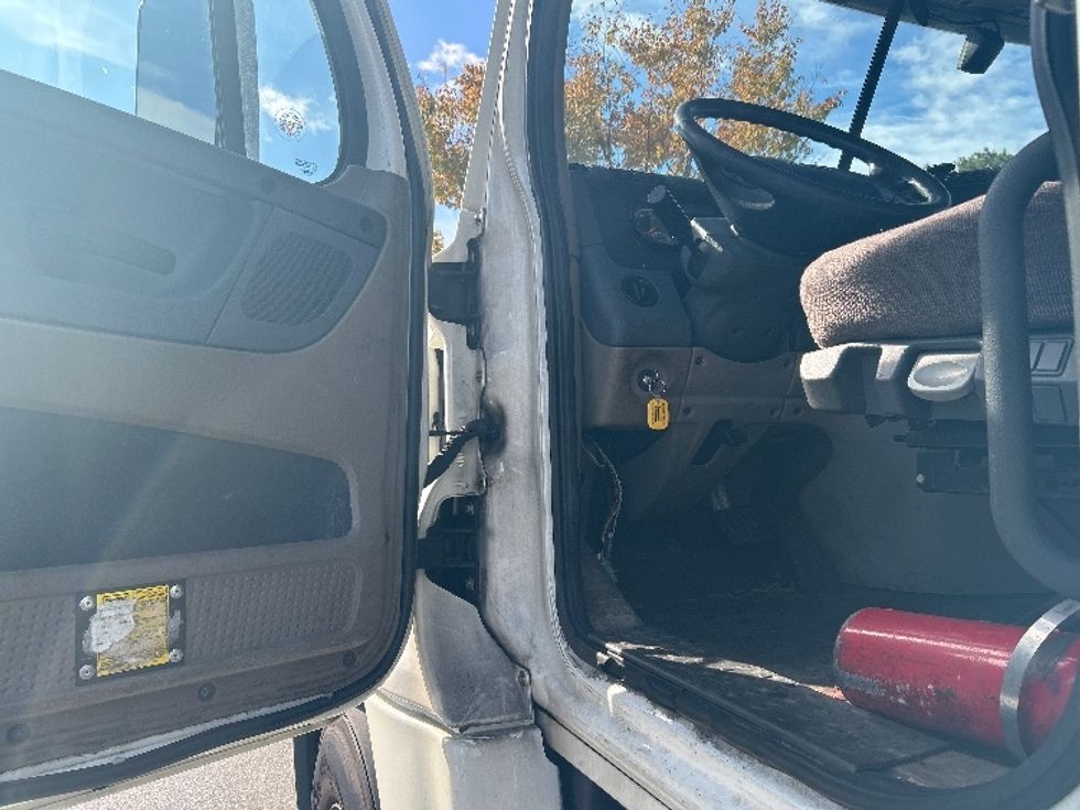 Day Cab Tractor-Heavy Duty Tractors-Freightliner-2018-Cascadia 12542ST-Fitchburg-MA-293,522\n\t\tmiles-$ 28,750 - Image 9
