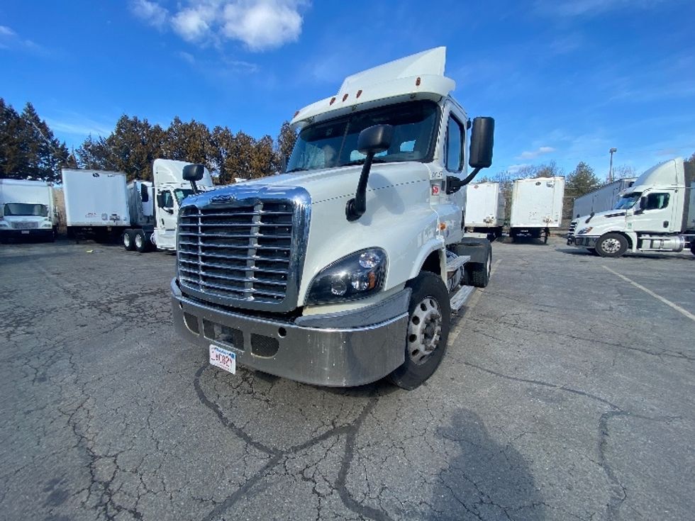 Day Cab Tractor-Heavy Duty Tractors-Freightliner-2018-Cascadia 12542ST-Fitchburg-MA-305,283\n\t\tmiles-$ 35,000 - Image 1