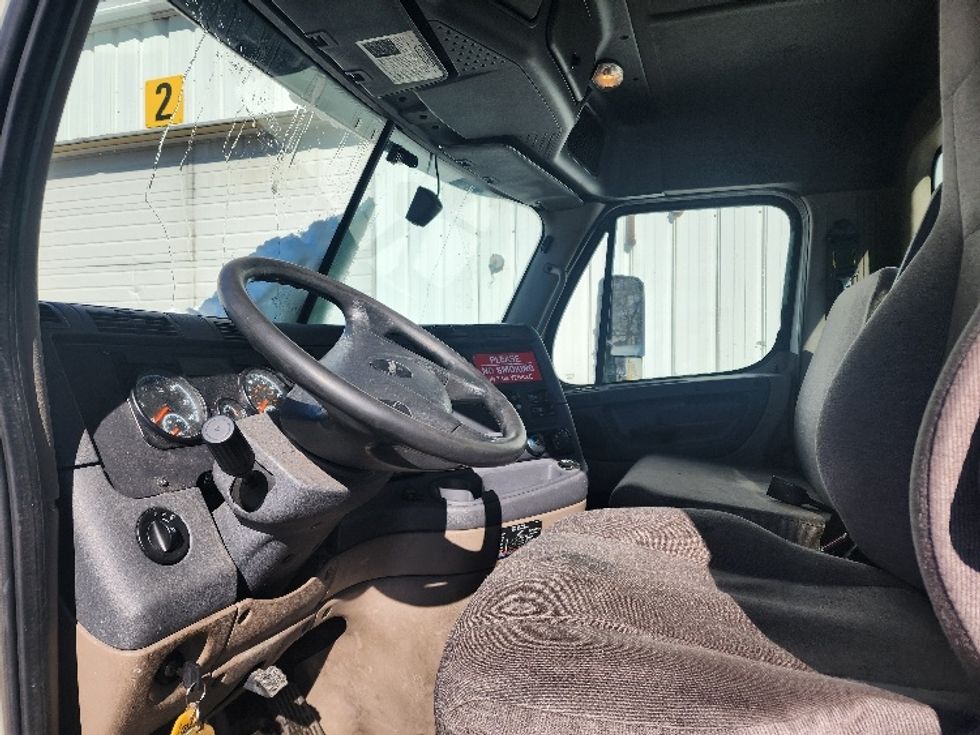 Day Cab Tractor-Heavy Duty Tractors-Freightliner-2018-Cascadia 12542ST-Fitchburg-MA-305,283\n\t\tmiles-$ 35,000 - Image 10