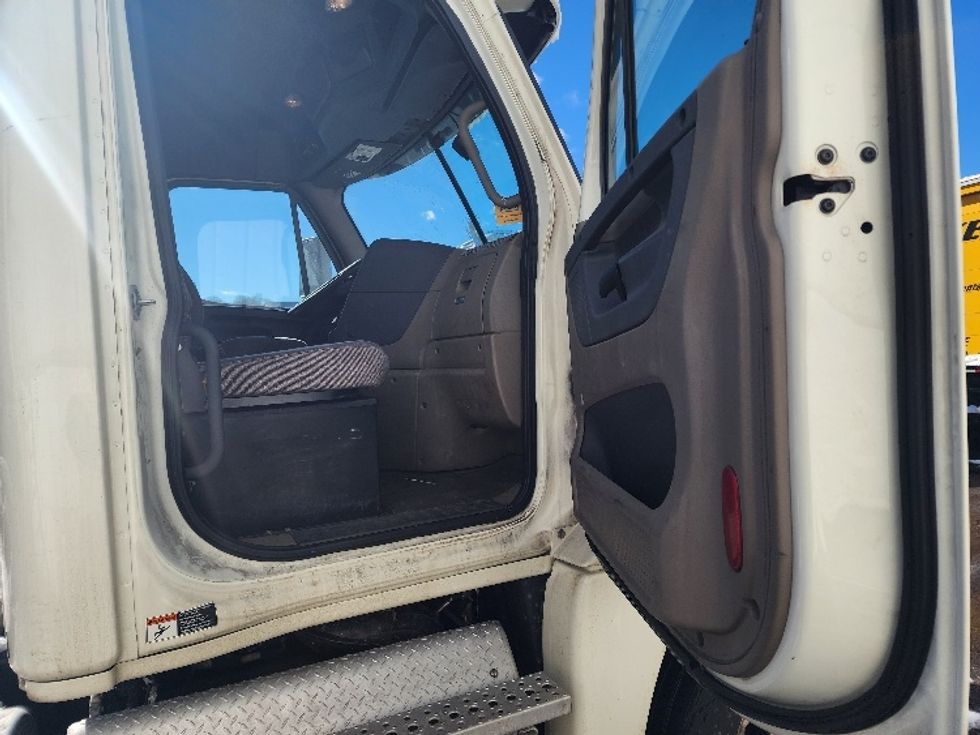 Day Cab Tractor-Heavy Duty Tractors-Freightliner-2018-Cascadia 12542ST-Fitchburg-MA-305,283\n\t\tmiles-$ 35,000 - Image 12