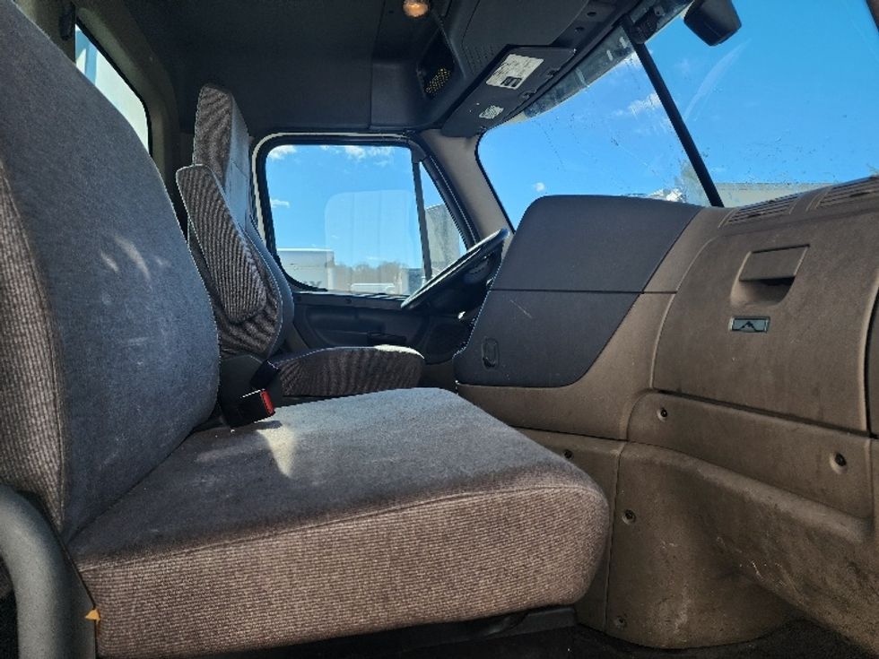 Day Cab Tractor-Heavy Duty Tractors-Freightliner-2018-Cascadia 12542ST-Fitchburg-MA-305,283\n\t\tmiles-$ 35,000 - Image 14