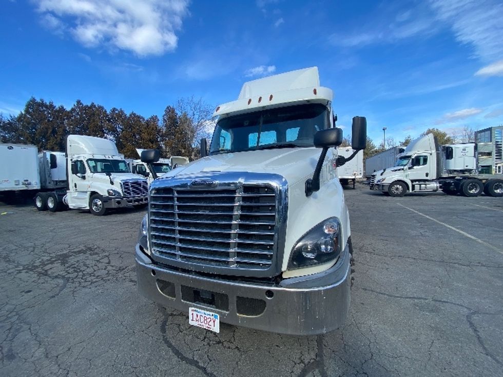 Day Cab Tractor-Heavy Duty Tractors-Freightliner-2018-Cascadia 12542ST-Fitchburg-MA-305,283\n\t\tmiles-$ 35,000 - Image 2