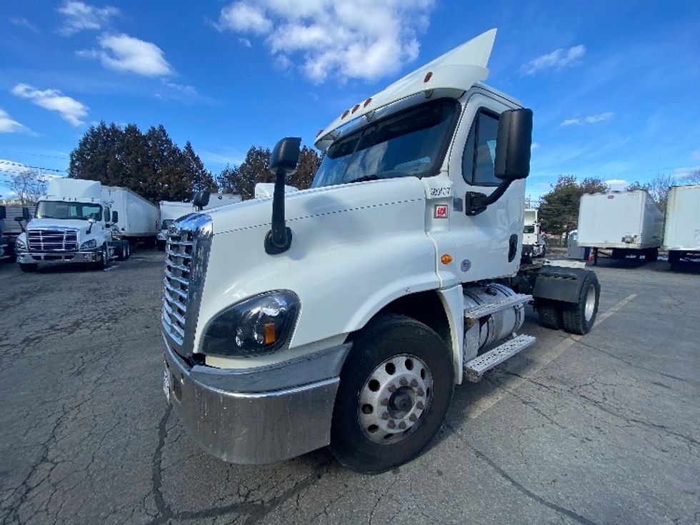 Day Cab Tractor-Heavy Duty Tractors-Freightliner-2018-Cascadia 12542ST-Fitchburg-MA-305,283\n\t\tmiles-$ 35,000 - Image 3