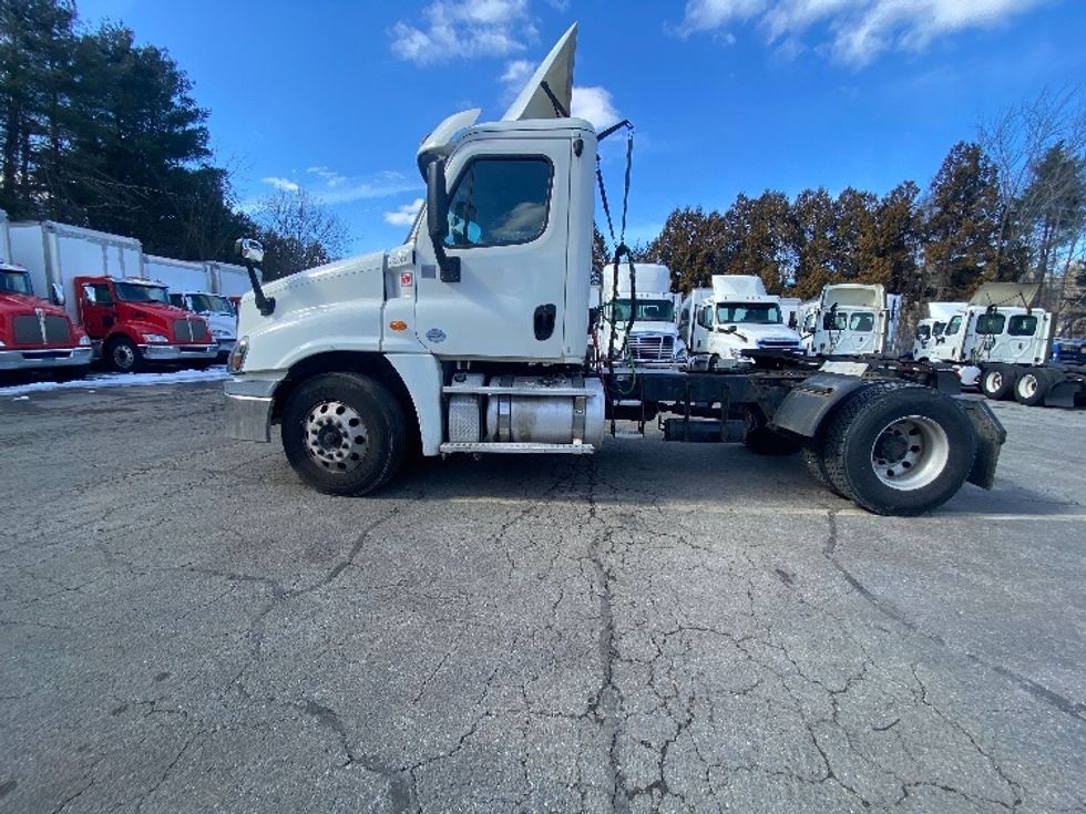 Day Cab Tractor-Heavy Duty Tractors-Freightliner-2018-Cascadia 12542ST-Fitchburg-MA-305,283\n\t\tmiles-$ 35,000 - Image 4