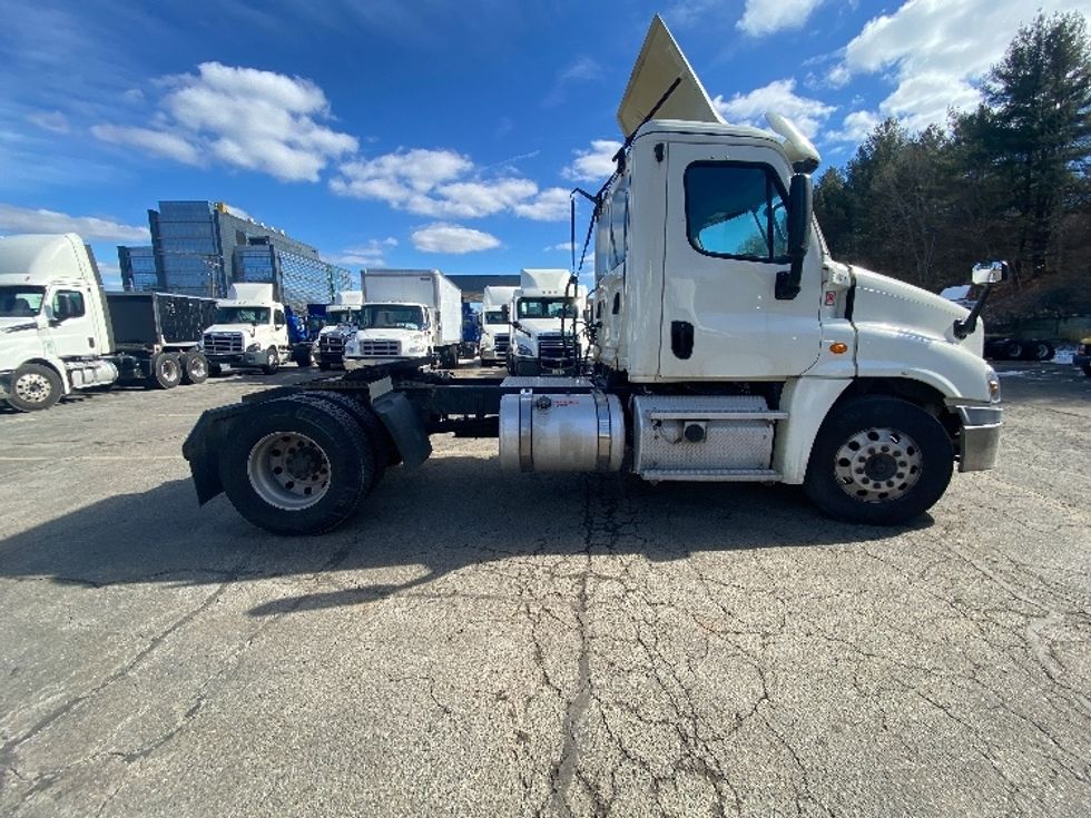 Day Cab Tractor-Heavy Duty Tractors-Freightliner-2018-Cascadia 12542ST-Fitchburg-MA-305,283\n\t\tmiles-$ 35,000 - Image 8