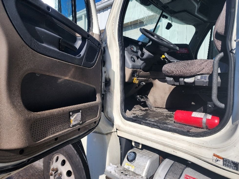 Day Cab Tractor-Heavy Duty Tractors-Freightliner-2018-Cascadia 12542ST-Fitchburg-MA-305,283\n\t\tmiles-$ 35,000 - Image 9