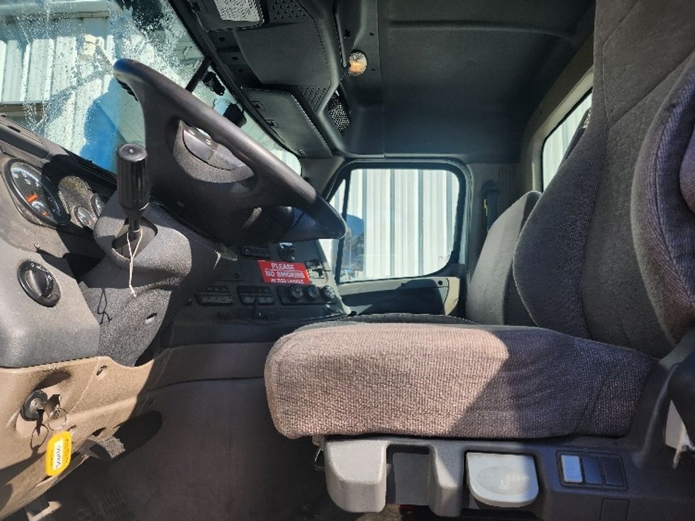 Day Cab Tractor-Heavy Duty Tractors-Freightliner-2018-Cascadia 12542ST-Fitchburg-MA-328,181\n\t\tmiles-$ 34,000 - Image 10